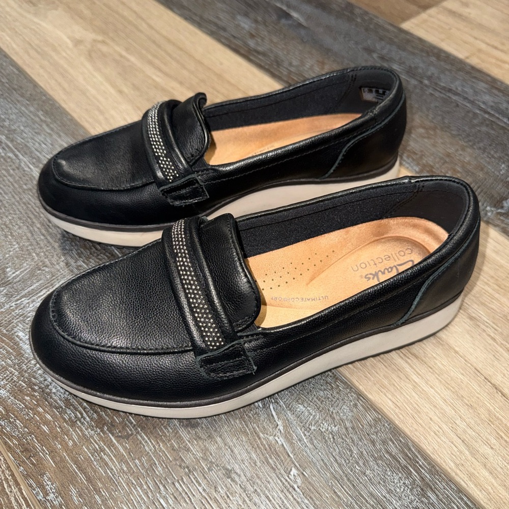 Like New! Clarks Women's Size 8 Black Leather Loafers with Sparkly Accents